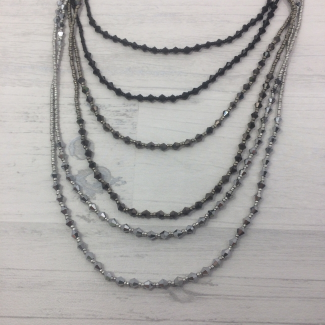 Collier sautoir multirangs perles