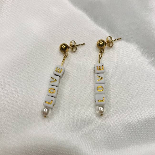 Boucles d'oreilles dorées "LOVE"