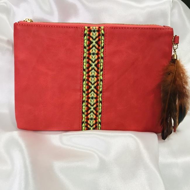 Pochette KIM & ZOZI rouge en simili daim avec plumes