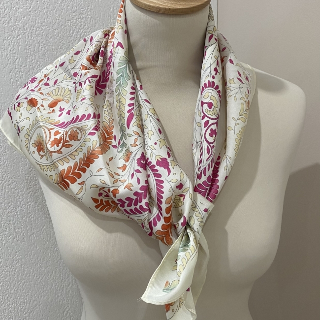Foulard rose fleuri bord blanc