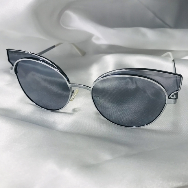 Lunettes de soleil verres gris, monture argentée