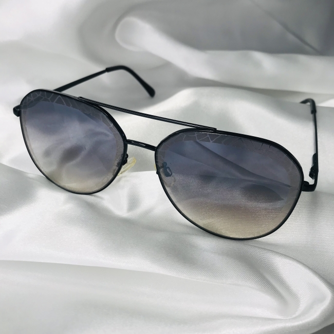 Lunettes de soleil verres noirs, style aviateur
