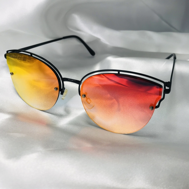 Lunettes de soleil verres rouges, monture noire