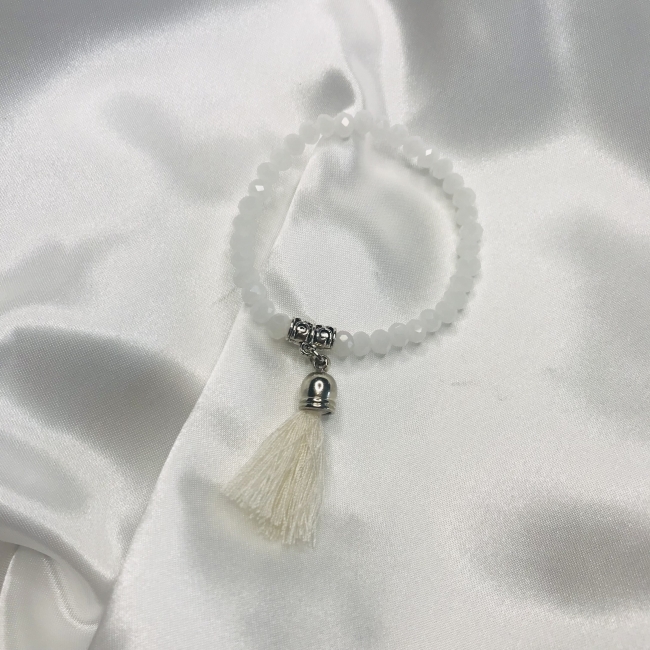 Bracelet blanc en perles de verre et pompon