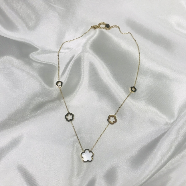 Collier doré et trèfle en nacre 