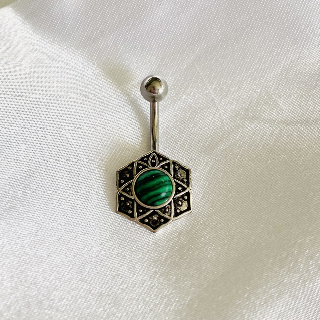 Piercing avec une petite perle verte