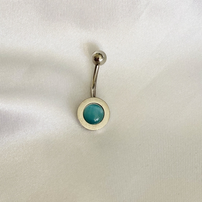 Piercing avec une petite pierre bleue