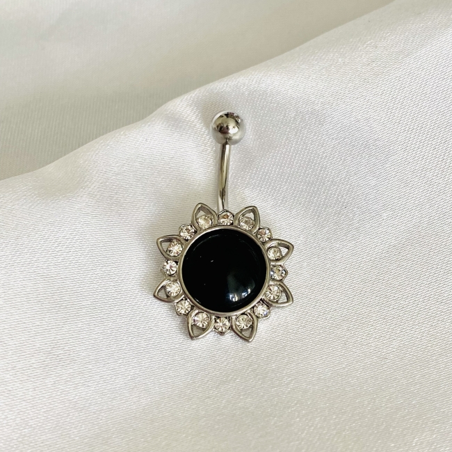 Piercing avec pierre noire et strass