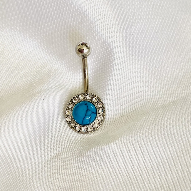 Piercing avec une perle turquoise et des strass
