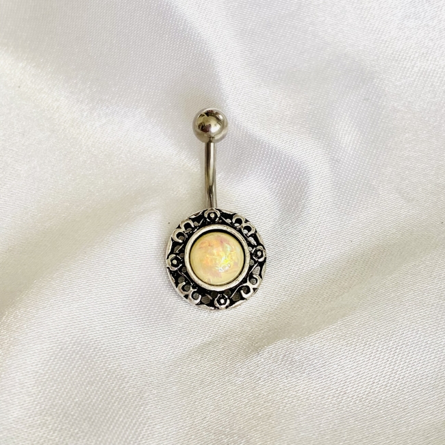 Piercing avec une perle nacrée