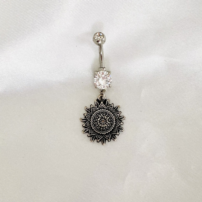 Piercing avec un soleil polynésien antique