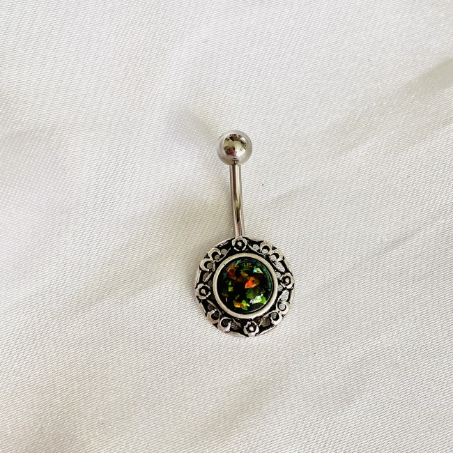 Piercing avec une perle nacrée verte