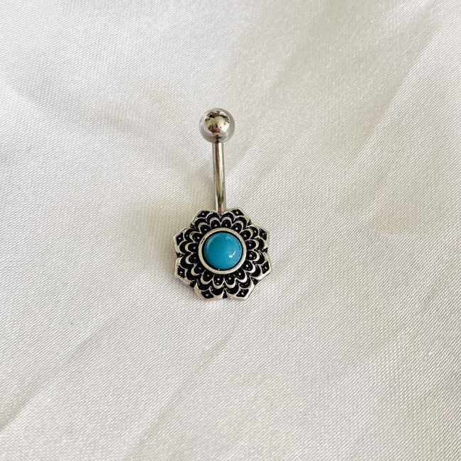 Piercing avec une petite pierre turquoise