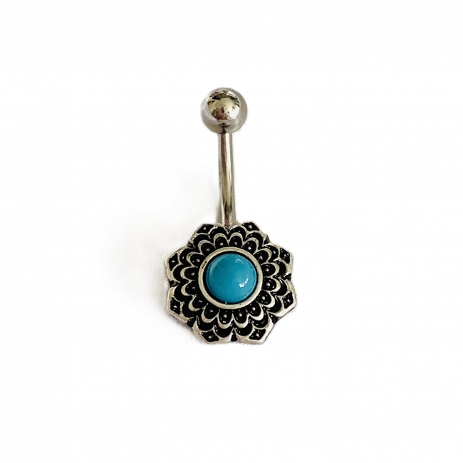 Piercing avec une petite pierre turquoise