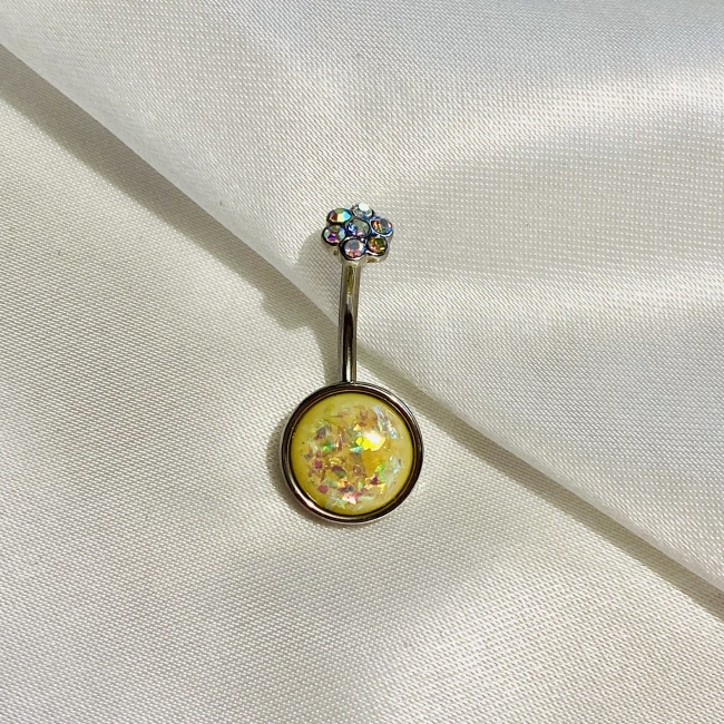 Piercing avec une pierre nacrée jaune