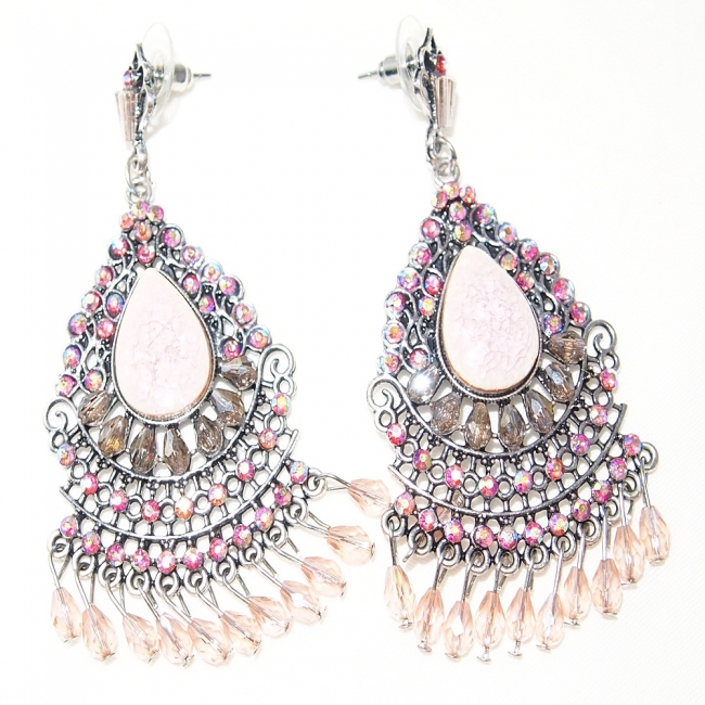 Boucles d'oreilles longues roses en métal et perles