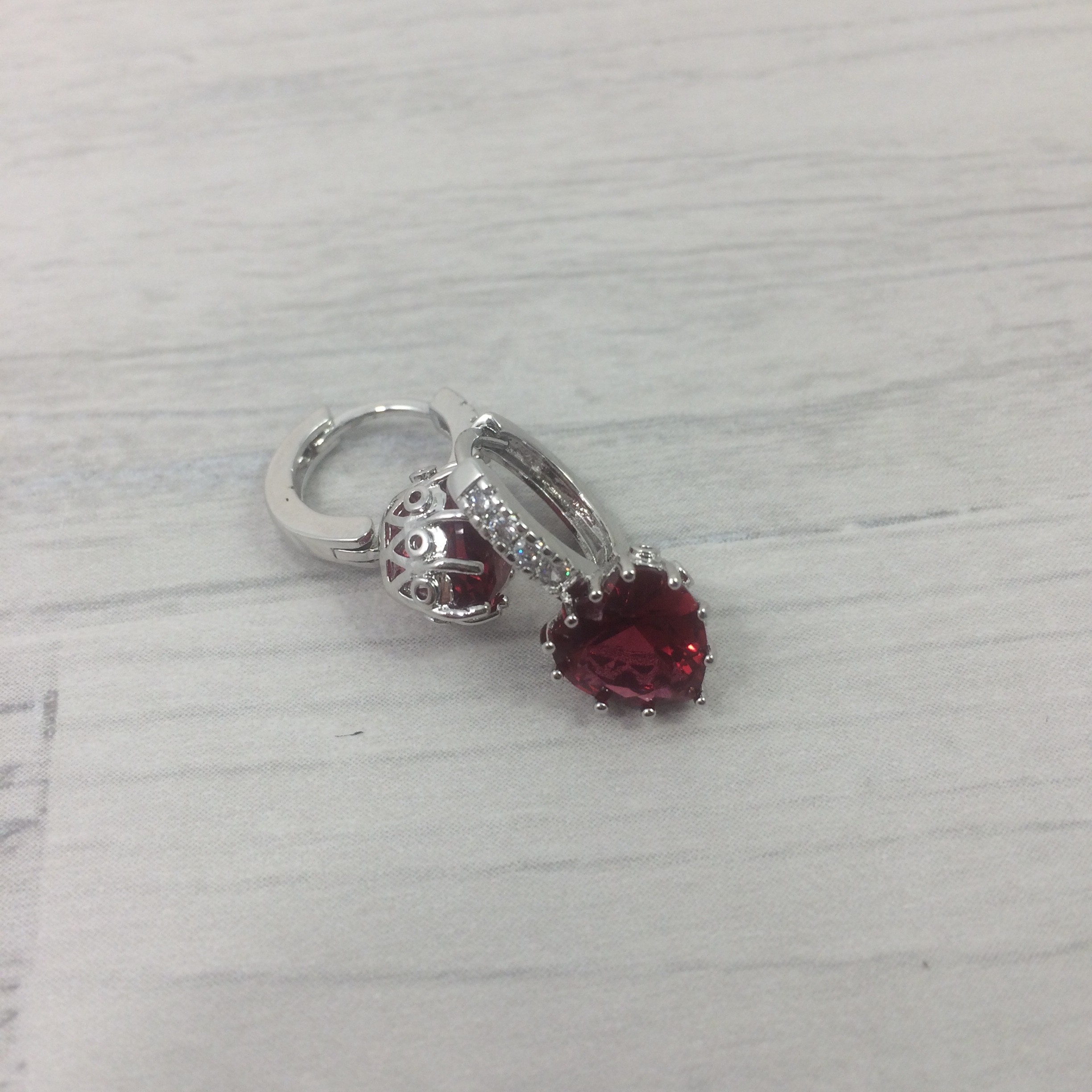 Boucles D'oreilles Pendantes Petit Parapluie Cœur Rouge - Neuf Avec étiquettes