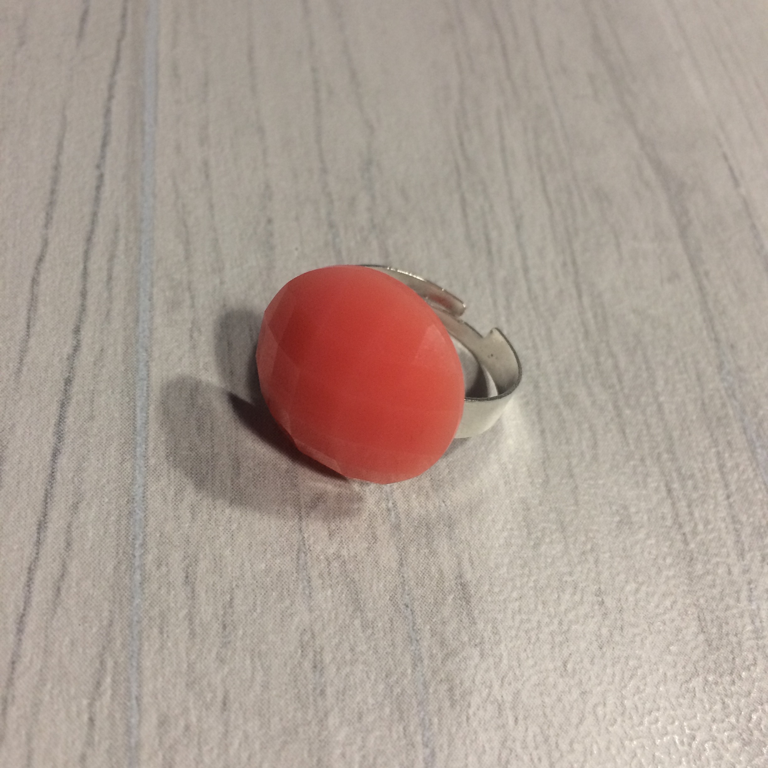 Bague à Poison Ancienne Avec Cabochon De Corail - Taille Réglable - Métal Argenté - Occasion Bon état