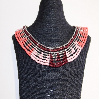 Collier de perles à tendance ethnique