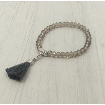 Bracelet gris clair en perles de verre et pompon