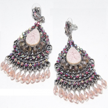 Boucles d'oreilles longues roses en métal et perles