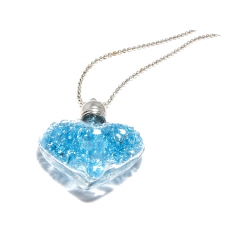 Collier sautoir avec un coeur bleu 