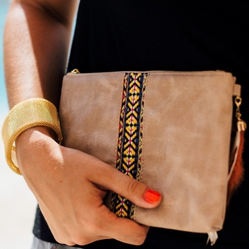 Pochette KIM & ZOZI beige en simili daim avec plumes