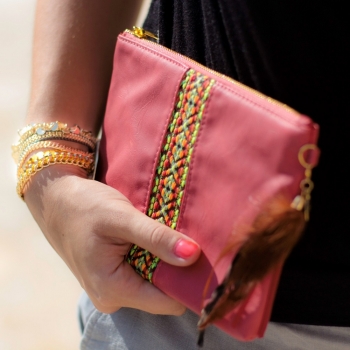 Pochette KIM & ZOZI rouge en simili daim avec plumes