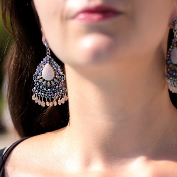 Boucles d'oreilles longues roses en métal et perles