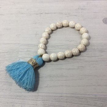 Bracelet en perles et pompon bleu