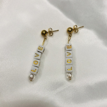 Boucles d'oreilles dorées "LOVE"