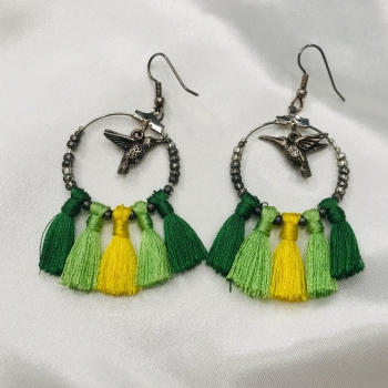 Boucles d'oreilles pompons verts/jaunes et colibri