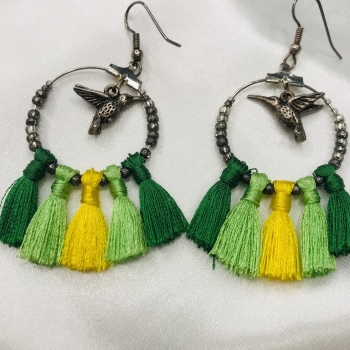 Boucles d'oreilles pompons verts/jaunes et colibri