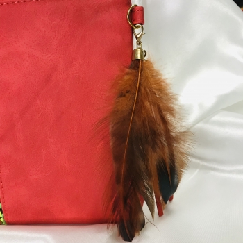 Pochette KIM & ZOZI rouge en simili daim avec plumes