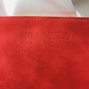 Pochette KIM & ZOZI rouge en simili daim avec plumes