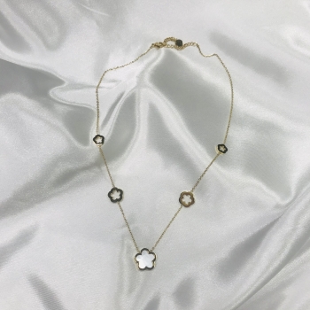 Collier doré et trèfle en nacre 