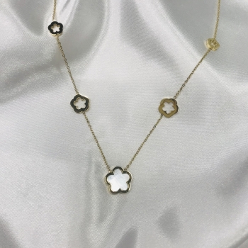 Collier doré et trèfle en nacre 