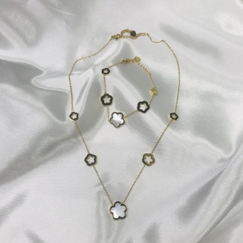 Collier doré et trèfle en nacre 