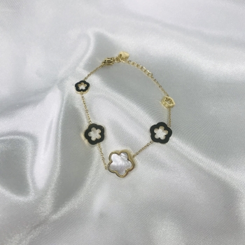 Bracelet doré et trèfle en nacre