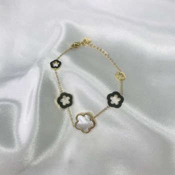 Bracelet doré et trèfle en nacre