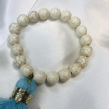 Bracelet en perles et pompon bleu