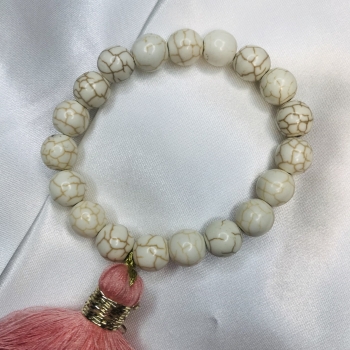 Bracelet en perles et pompon rose