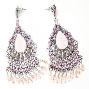 Boucles d'oreilles longues roses en métal et perles