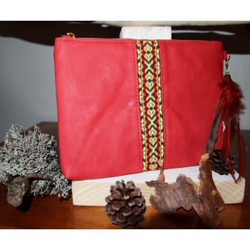 Pochette KIM & ZOZI rouge en simili daim avec plumes