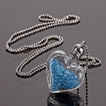 Collier sautoir avec un coeur bleu 